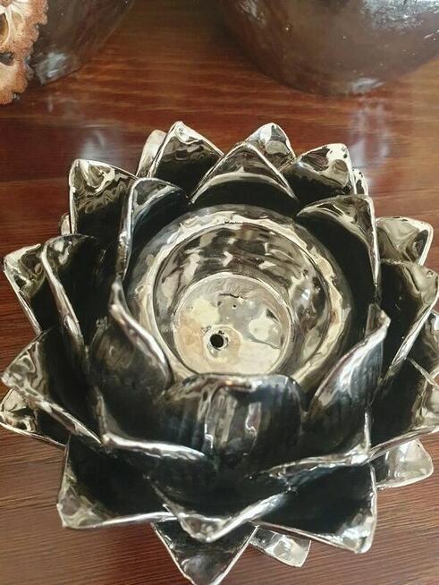 Srebrny połyskiwy świecznik kwiat