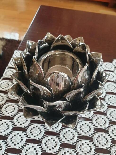 Srebrny połyskiwy świecznik kwiat