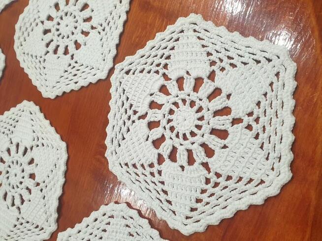 Białe szydełkowe serwetki 8 szt