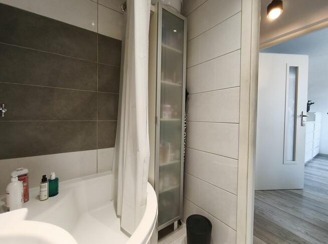 Atrakcyjna kawalerka z balkonem w dzielnicy Tysiąclecie