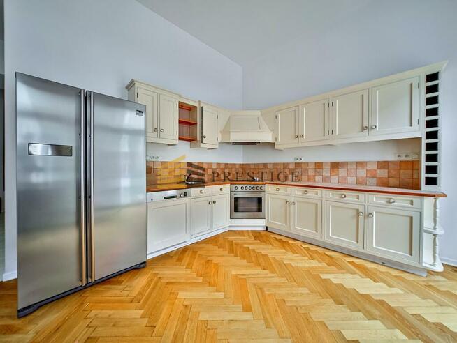 Przestronny i wysoki lokal, 2 miejsca postojowe