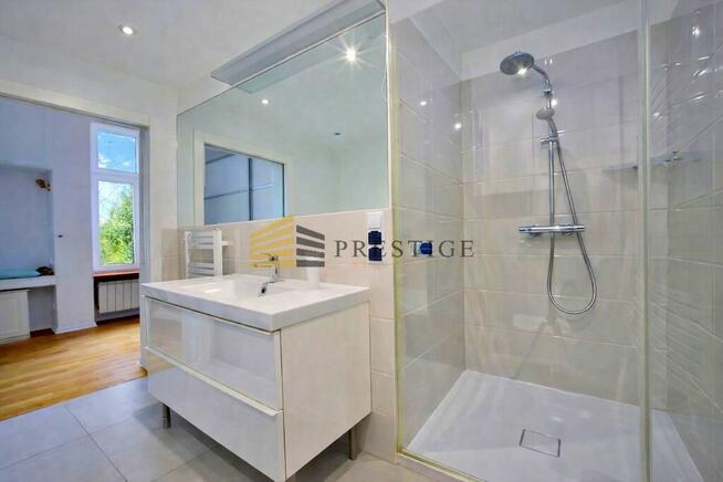 Przestronny i wysoki lokal, 2 miejsca postojowe