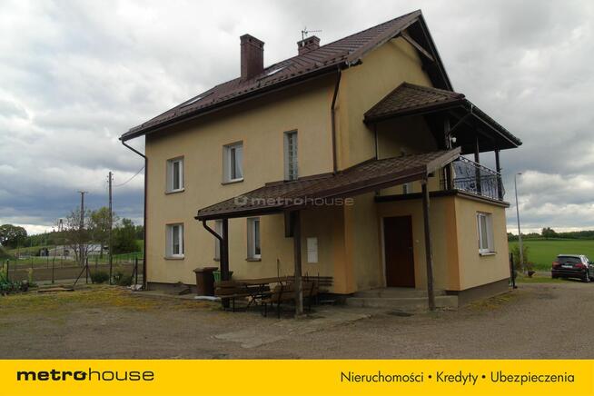 Dom z zabudowaniami gospodarczymi w Katlewie.