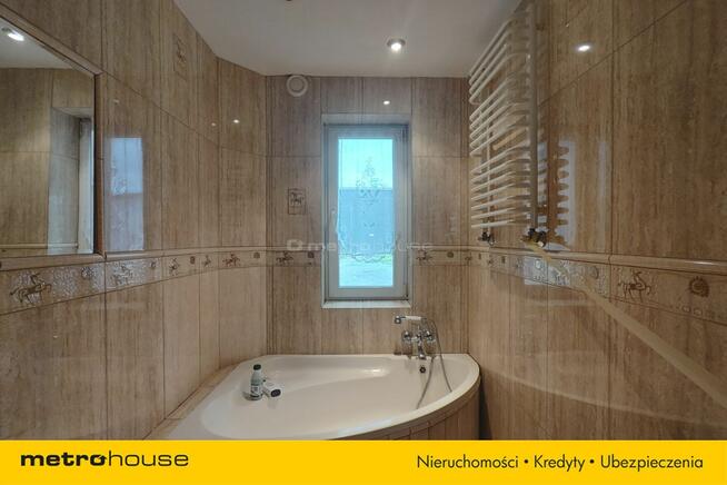 Dom z zabudowaniami gospodarczymi w Katlewie.