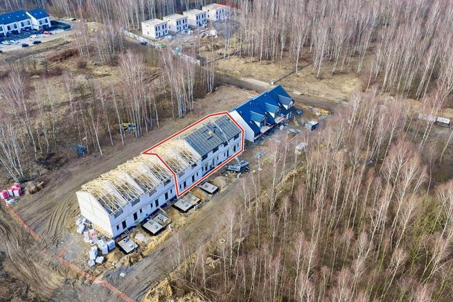 Sześć 2-kondygnacyjnych lokali, każdy z ogródkiem