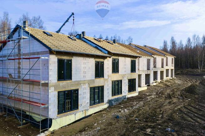 Sześć 2-kondygnacyjnych lokali, każdy z ogródkiem