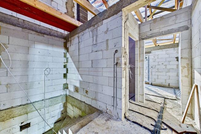 Sześć 2-kondygnacyjnych lokali, każdy z ogródkiem