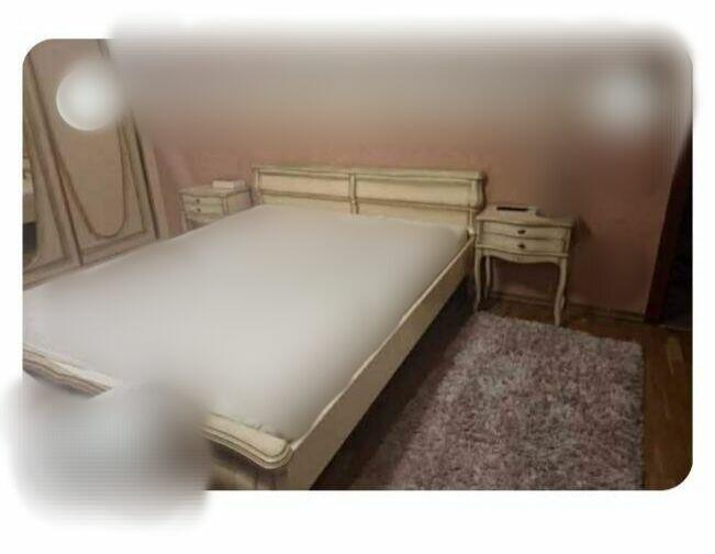 Stylowe łóżko i drzwi szafy