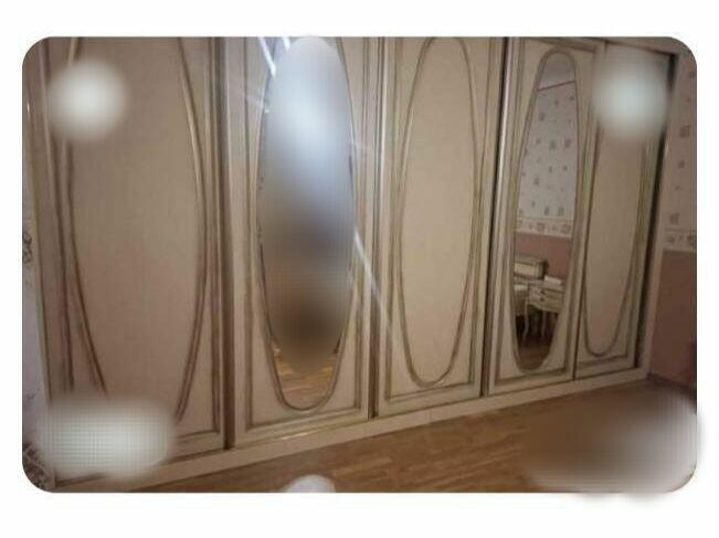 Stylowe łóżko i drzwi szafy