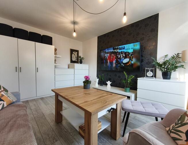 Atrakcyjna kawalerka z balkonem w dzielnicy Tysiąclecie