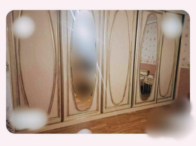 Stylowe łóżko i drzwi szafy