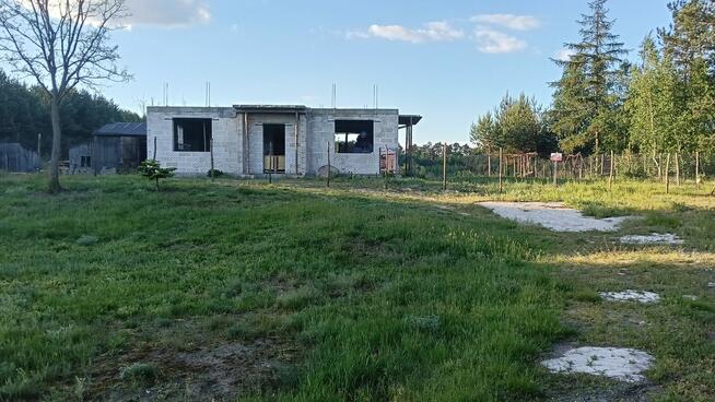 Sprzedam dużą działkę z rozpoczętą budową domu.