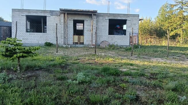 Sprzedam dużą działkę z rozpoczętą budową domu.
