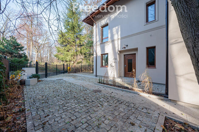 Wyjątkowy bliźniak w zielonej okolicy