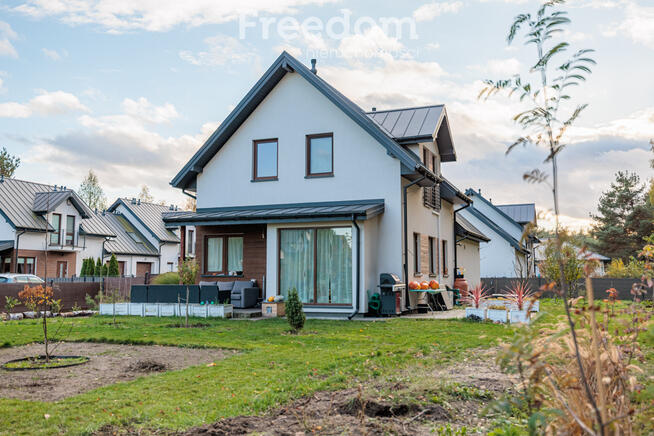 Nowoczesny dom przy lesie