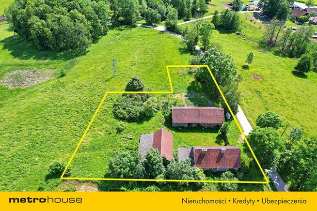 * Siedlisko z budynkami u stóp Szeskiej Góry *