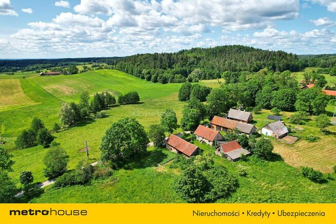 * Siedlisko z budynkami u stóp Szeskiej Góry *