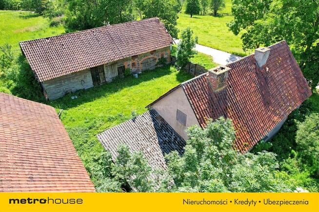 * Siedlisko z budynkami u stóp Szeskiej Góry *