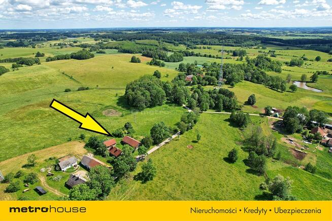 * Siedlisko z budynkami u stóp Szeskiej Góry *