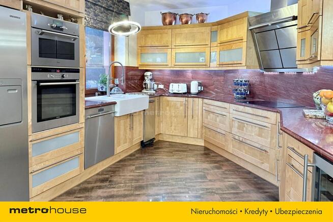 Własny raj z basenem, z widokiem na jezioro i góry