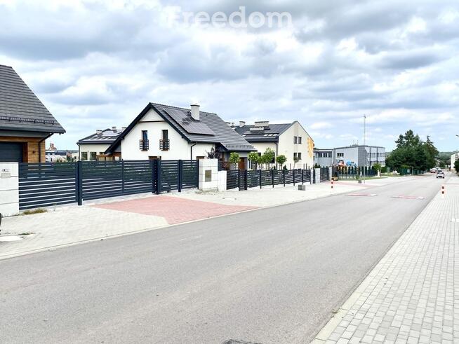 Dom piętrowy z garażem