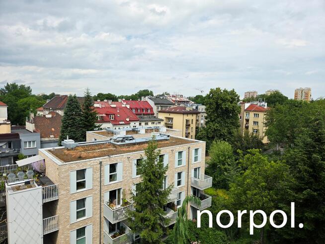 Stylowe mieszkanie w kamienicy przy Młynówce Królewskiej, ponad dachami innych