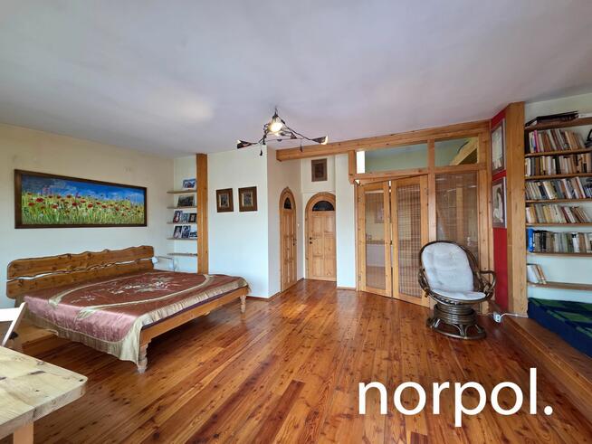 Stylowe mieszkanie w kamienicy przy Młynówce Królewskiej, ponad dachami innych