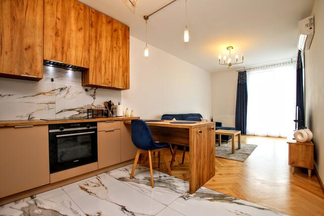 16 piętro, klimatyzacja, 2 miejsca post.