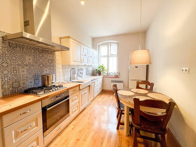 Klimatyczne 4-pokojowe mieszkanie w odrestaurowanej kamienic