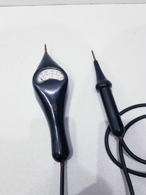 Stary kolekcjonerski woltomierz, miernik elektryczny