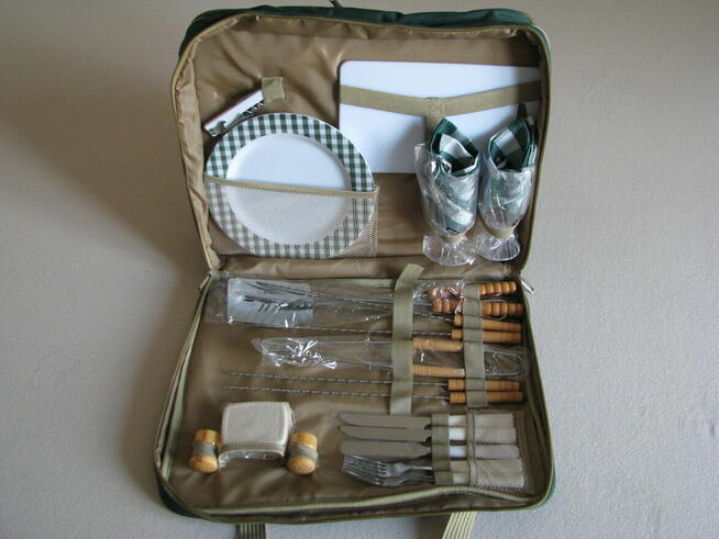 Zestaw grillowo - piknikowy z wyposażeniem + grill przenośny