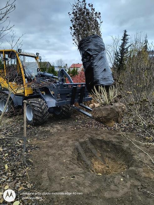 Praca przy zakładaniu ogrodów.