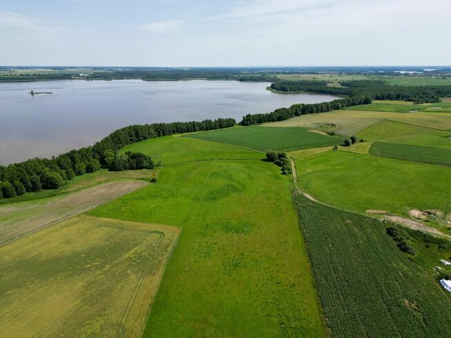 Działka inwestycyjna z linią brzegową