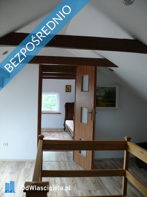 Dom wśród zieleni przy lesie