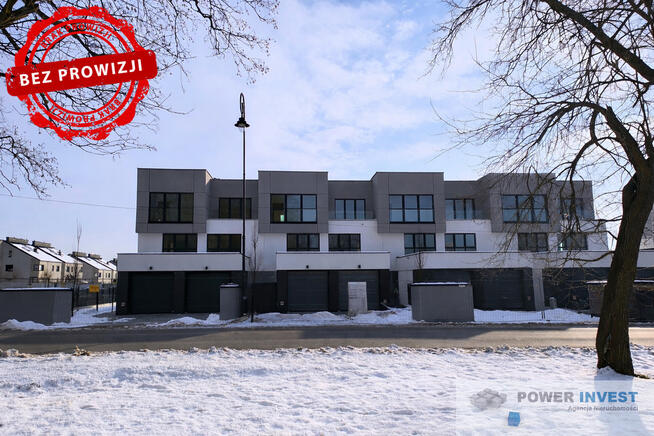 Nowoczesny skrajny dom z tarasem i ogrodem