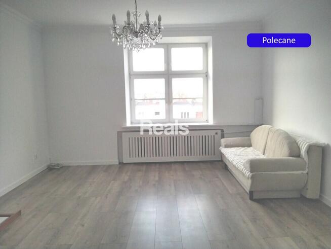 Plac Wilsona, z piwnicą