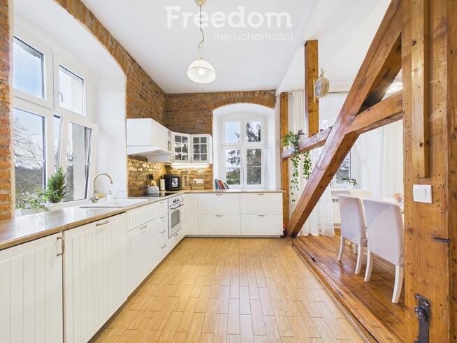 Pałac 750 m² z 11-hektarowym parkiem i stawem