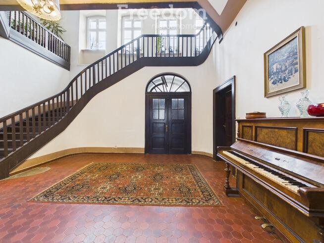 Pałac 750 m² z 11-hektarowym parkiem i stawem