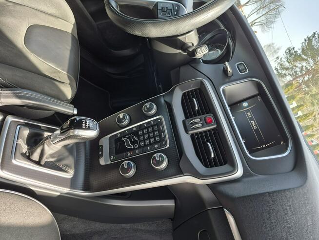 Volvo V40 2.0D2 R-DESIGN navi full led chromy Nowe opony