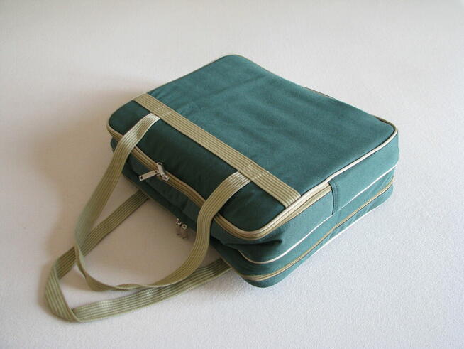 Zestaw grillowo - piknikowy z wyposażeniem + grill przenośny