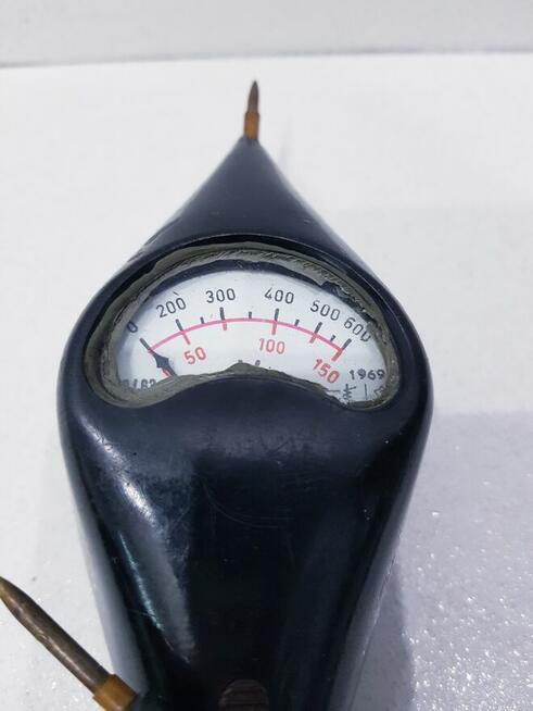 Stary kolekcjonerski woltomierz, miernik elektryczny