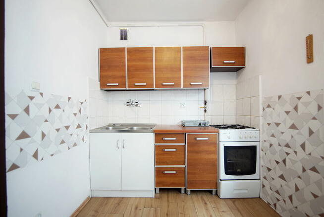 Przestronna kawalerka z oddzielną kuchnią w centrum, od 1.04