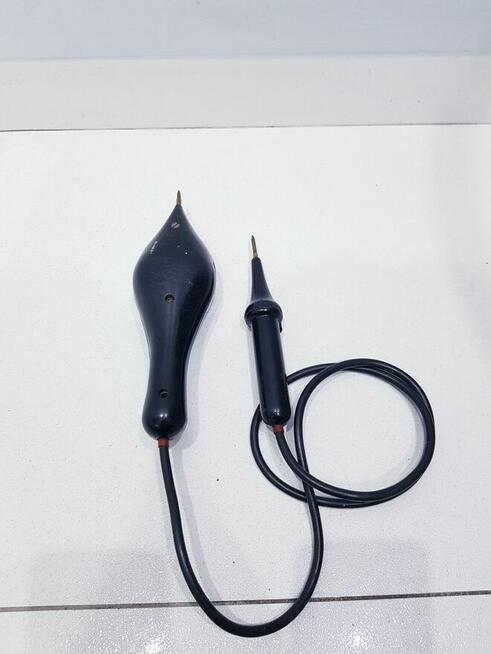 Stary kolekcjonerski woltomierz, miernik elektryczny