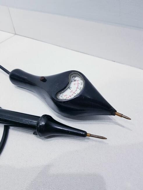 Stary kolekcjonerski woltomierz, miernik elektryczny