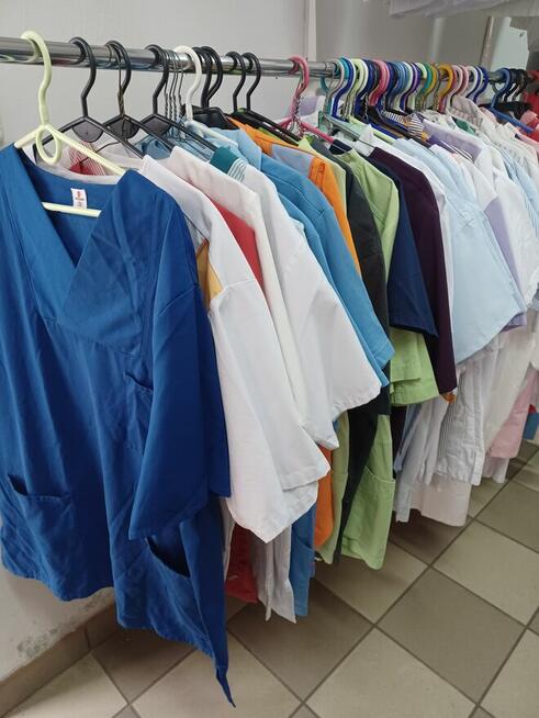 Bluzy medyczne używane