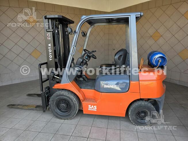 Wózek Widłowy TOYOTA 7FGF25 Triplex TOYOTA 7FG25 Linde