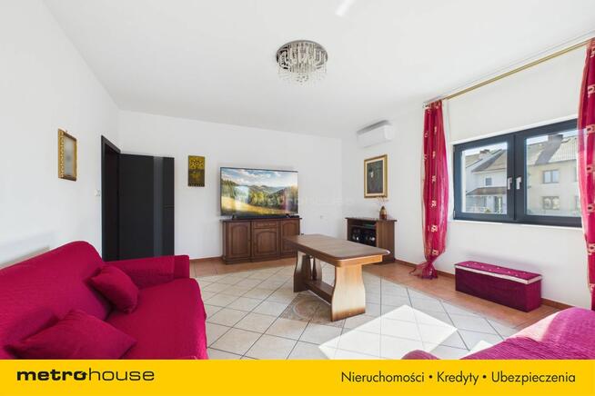 Przestronny dom z zadbanym ogrodem i garażem