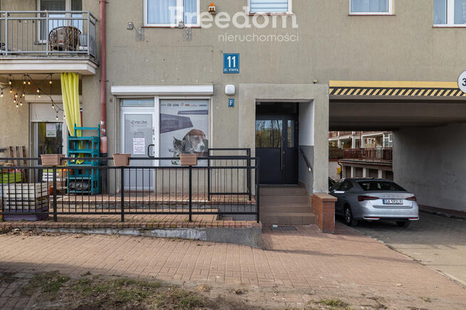 Lokal z witrynami od strony chodnika i ulicy