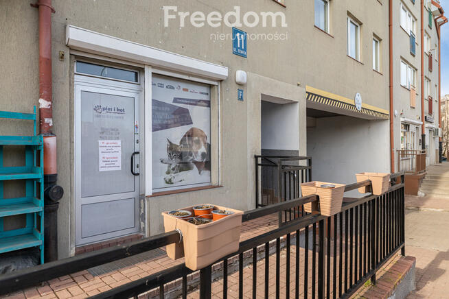 Lokal z witrynami od strony chodnika i ulicy