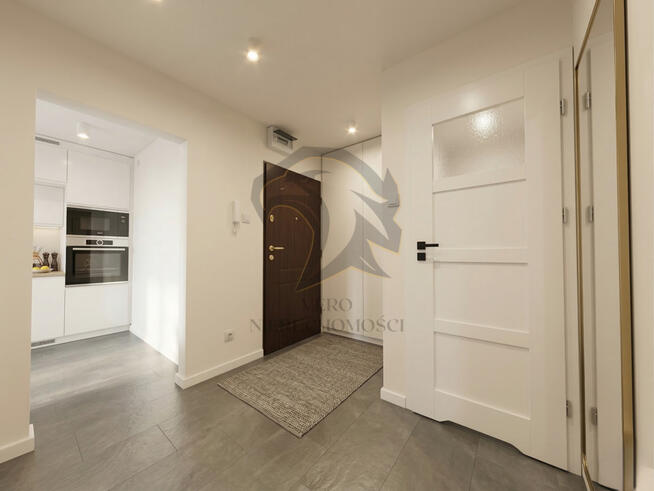 Licencja na luksus. Dwupokojowa baza agenta